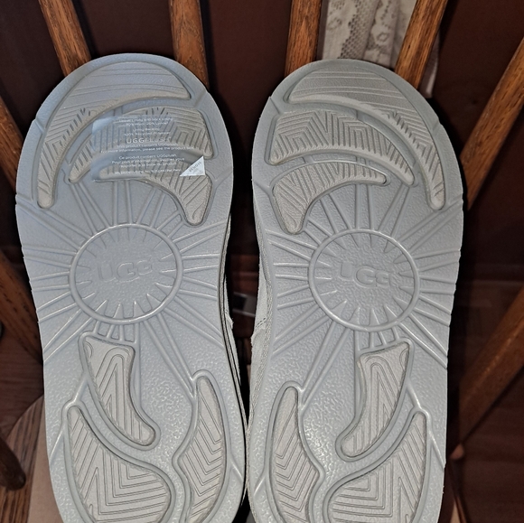 Women's size 6 gray UGG boots - Picture 2 of 6